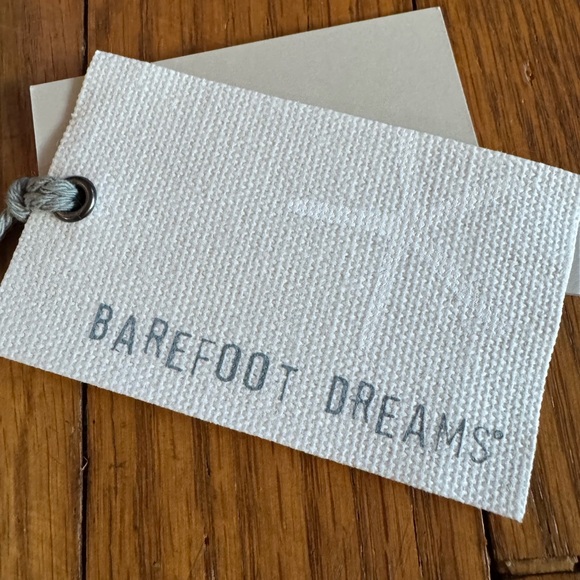 Barefoot Dreams beanie NWT - Picture 2 of 6